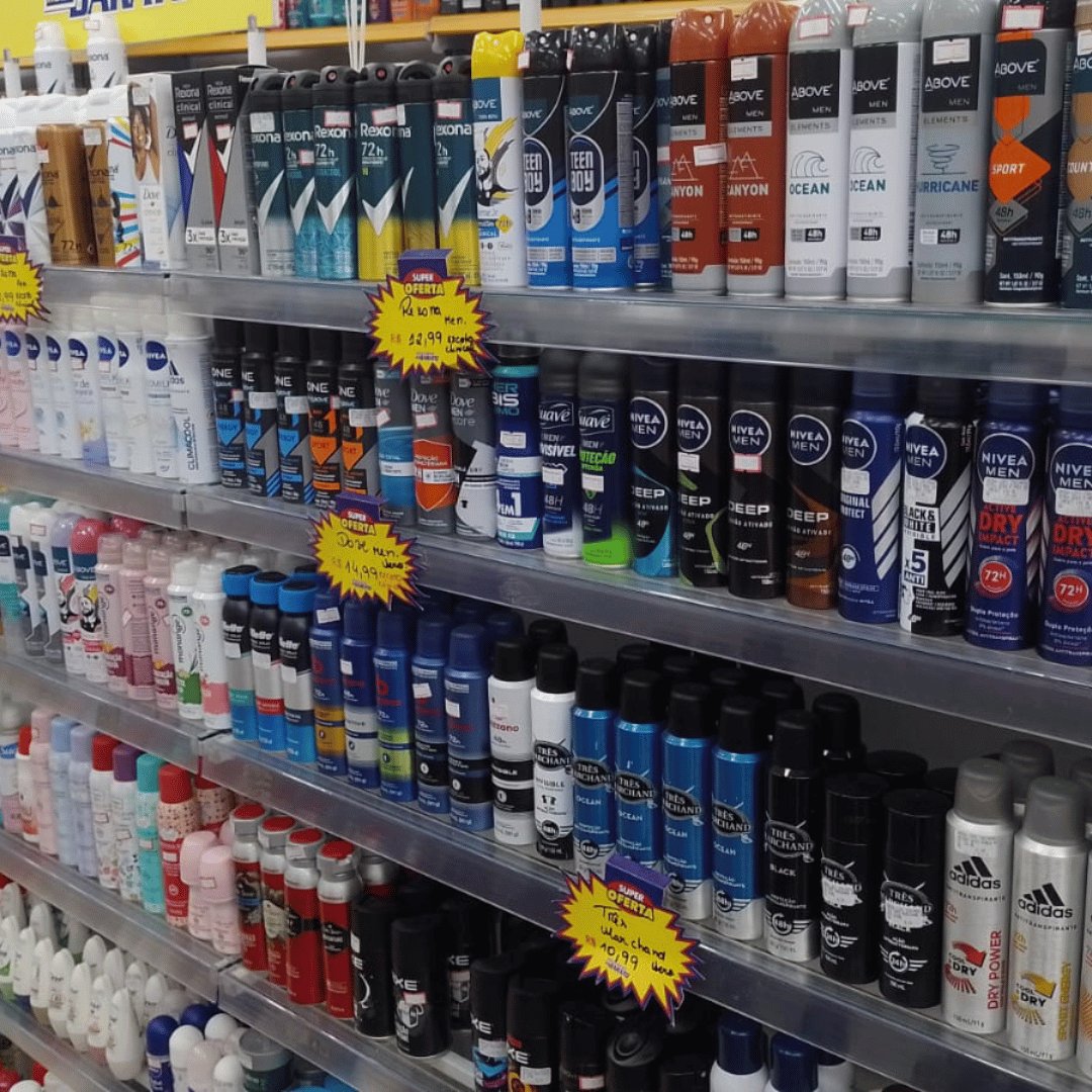 Interior espaçoso e organizado da Mais Barato Centro